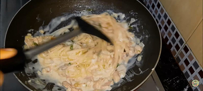 สปาเกตตีซอสต้มข่าไก่
