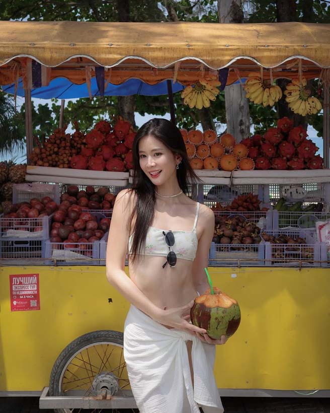 แพรว เฌอมาวีร์ เสิร์ฟทูพีซ แชะภาพริมทะเลที่ภูเก็ต