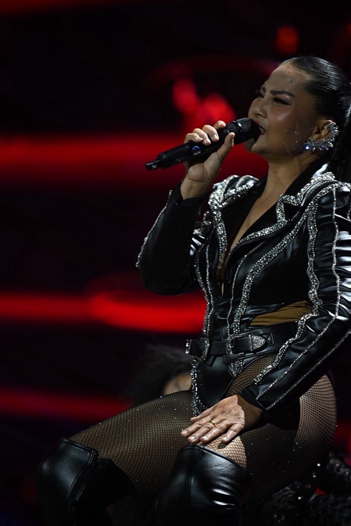 สุนารี ราชสีมา โชว์หุ่นเซ็กซี่บนเวทีสามตัวบน คอนเสิร์ต