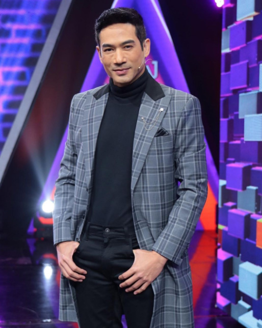 ตุ้ย ธีรภัทร์ กับภาพอดีต-ปัจจุบัน ในวัย 51 ผ่านไปกี่ปีก็หล่อเข้มไม่เปลี่ยน