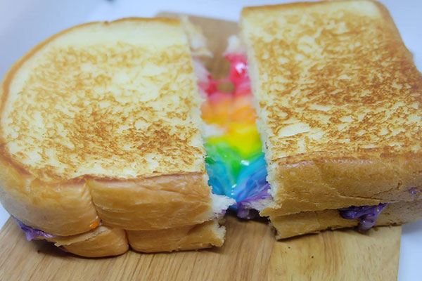 ขนมปังอบชีสสายรุ้ง