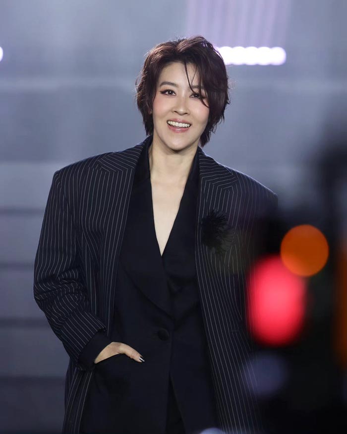 เชียร์ ฑิฆัมพร มีรับคุยสาวนอกวงการ