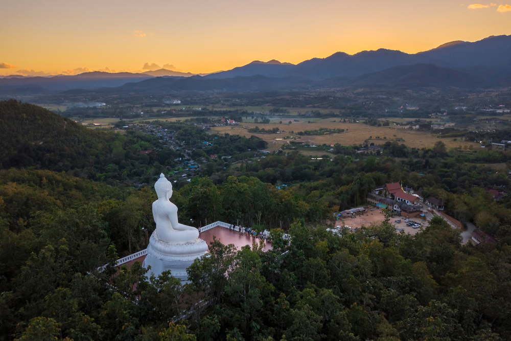 ชมความงามพระอาทิตย์ตกดินที่ วัดพระธาตุแม่เย็น วัดเก่าแก่คู่เมืองปาย ห่างจากอำเภอปายเพียงแค่ 2 กิโลเมตรเท่านั้น