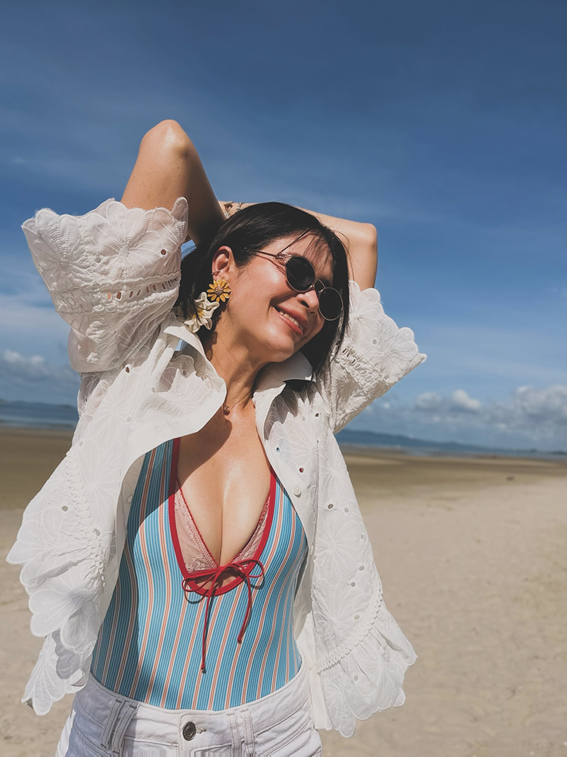 เมย์ มาริษา อวดหุ่นเซี๊ยะในชุดว่ายน้ำ