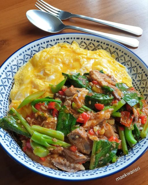 ผัดคะน้าปลากระป๋อง