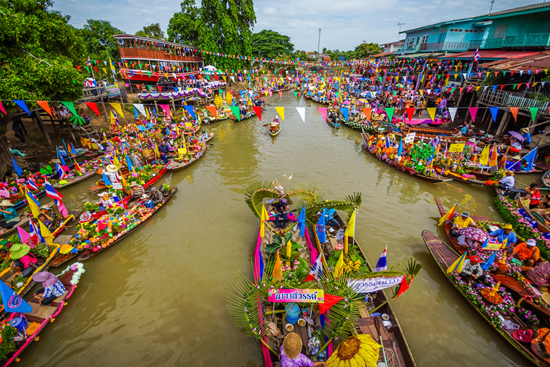 แห่เทียนเข้าพรรษาลาดชะโด