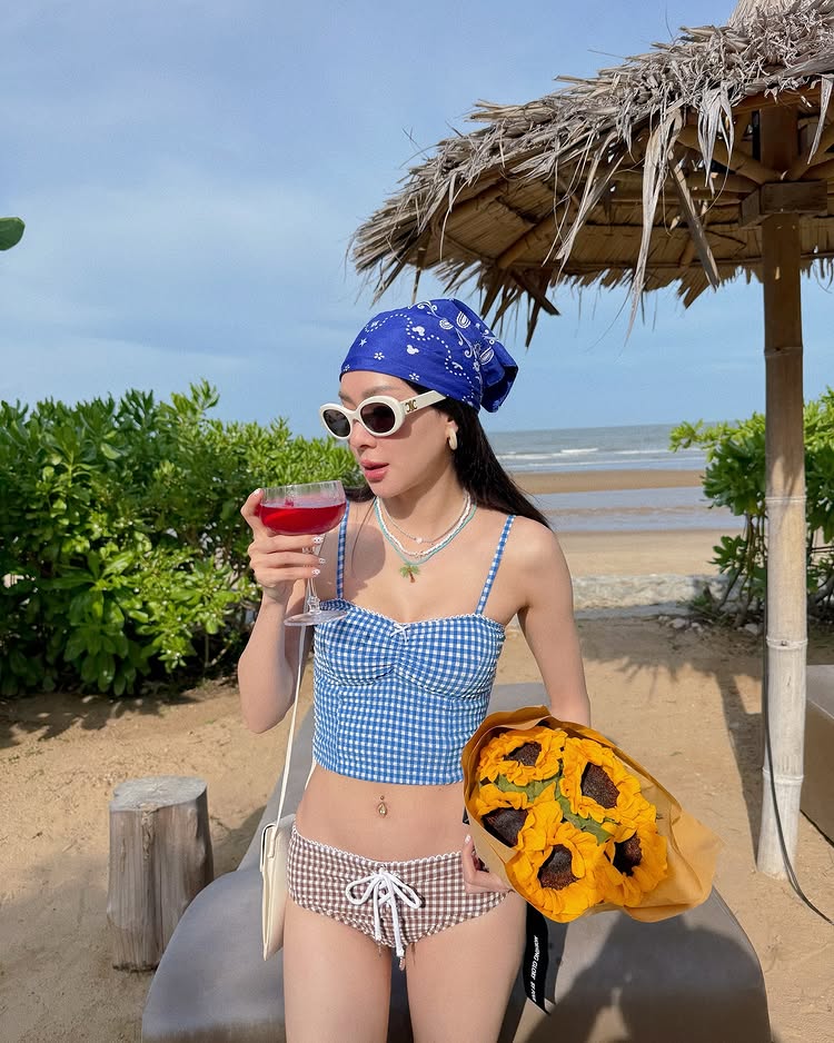 โฟร์ ศกลรัตน์ เสิร์ฟความฮอตฉ่า กับชุดนุ่งสั้น แชะภาพรัว ๆ ริมหาด