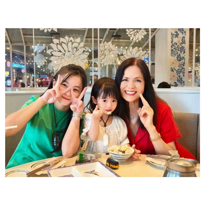 ภาพคุณย่าแหม่ม พลอยไพลิน แม่ของ เวียร์ ศุกลวัฒน์ วิกกี้ พีมนต์ญา และน้องวิริน