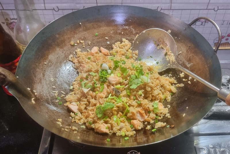ข้าวผัดแซลมอน