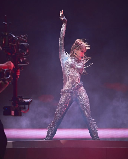 ลิซ่า BLACKPINK ปังไม่หยุด กับ 3 ลุคที่ถูกยกเป็นชุดที่ดีที่สุดบนเวที Coachella 2025