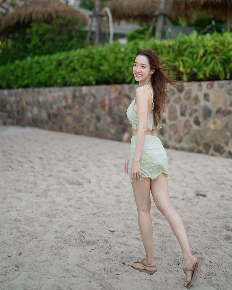 ชิงชิง คริษฐา นางเอกวิกหมอชิต แจกความสดใส ริมทะเล