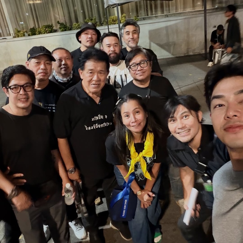 อาร์ต พศุตม์ อาสาช่วยจัดแถว ขี่รถรับส่งฟรีที่สนามหลวง เพื่อร่วมถวายความอาลัย