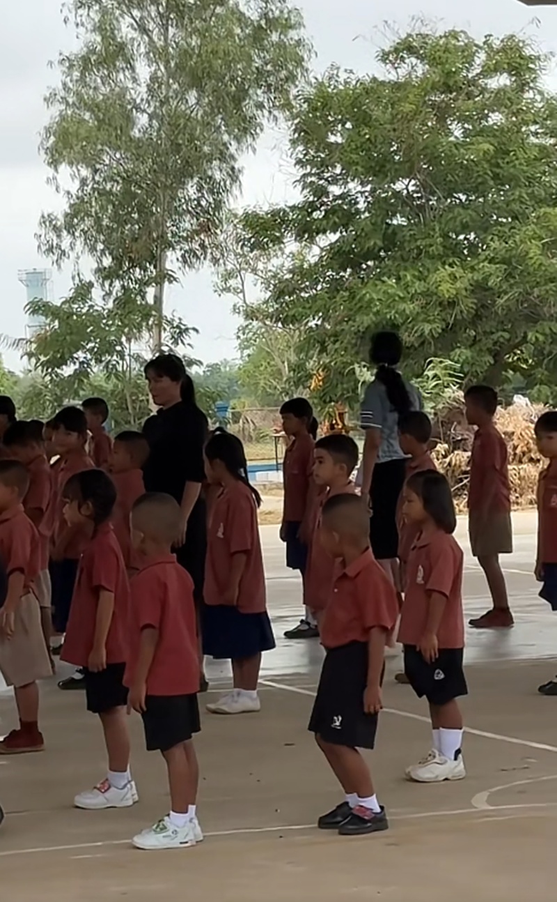 ยืนเคารพธงชาติ
