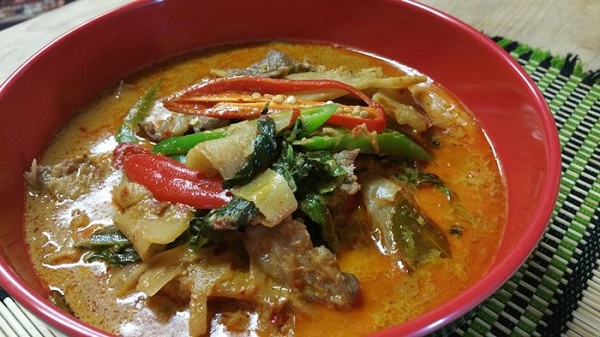 แกงเผ็ดเนื้อหน่อไม้ดอง