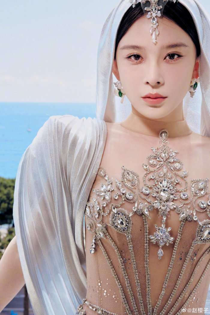 จ้าวอิงจื่อ ถูกไล่พ้นพรมแดงเมืองคาน์ส 2025 เหตุชุดโป๊เกิน