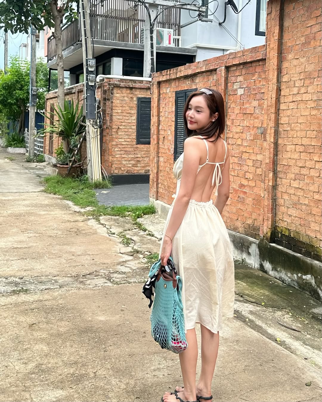 อุ้ม อิษยา อวดแฟชั่นสุดละมุน โชว์แผ่นหลังขาวเนียนริมชายหาด