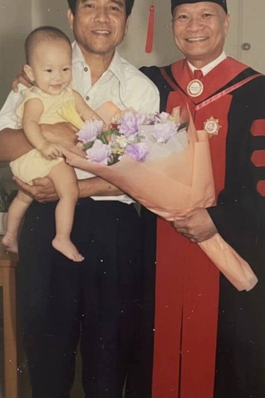 เอ็ม บุษราคัม ลูกสาวหม่ำ จ๊กมก ขอชาวเน็ตสานฝันพ่อถ่ายรูปกับปู่