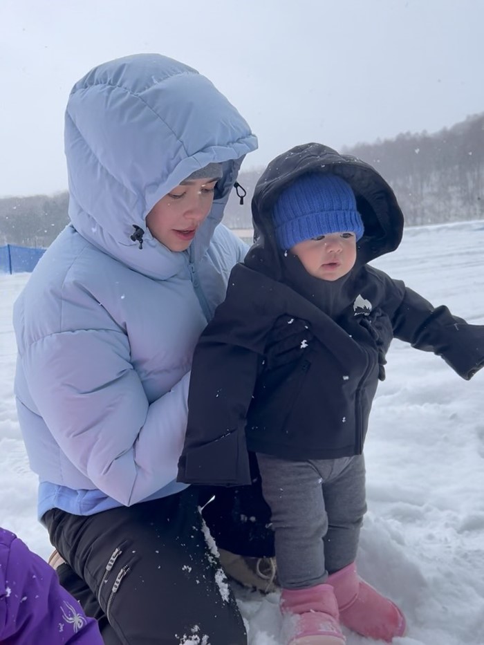 แพทริเซีย พาน้องเอลิเซีย และน้องแพทริค สัมผัสหิมะที่ญี่ปุ่น