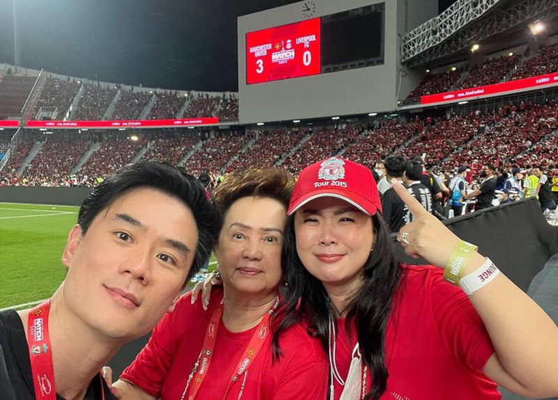 น็อต วิศรุต และพี่สาว ครอบครัวรังษีสิงห์พิพัฒน์ ส่งมอบไฟ LED ช่วยน้ำท่วมหาดใหญ่