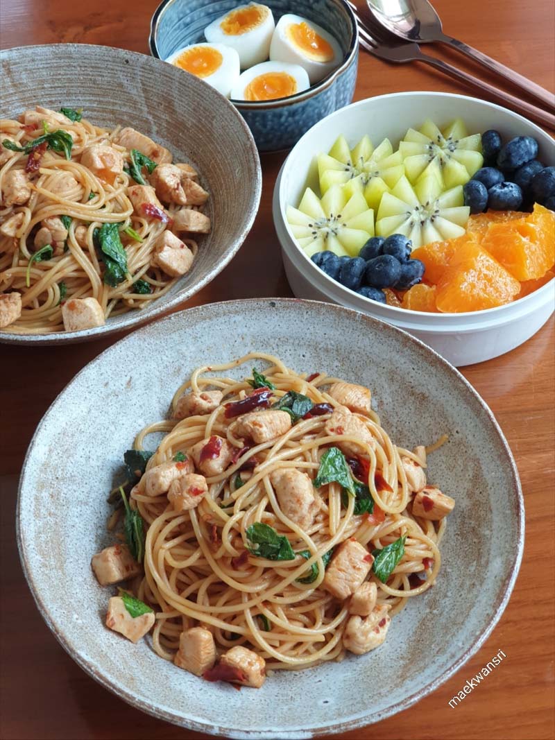 สปาเกตตีผัดกะเพราพริกแห้งอกไก่ 