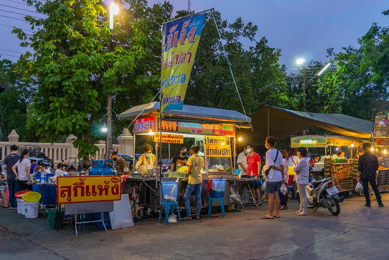 ตลาดโต้รุ่ง