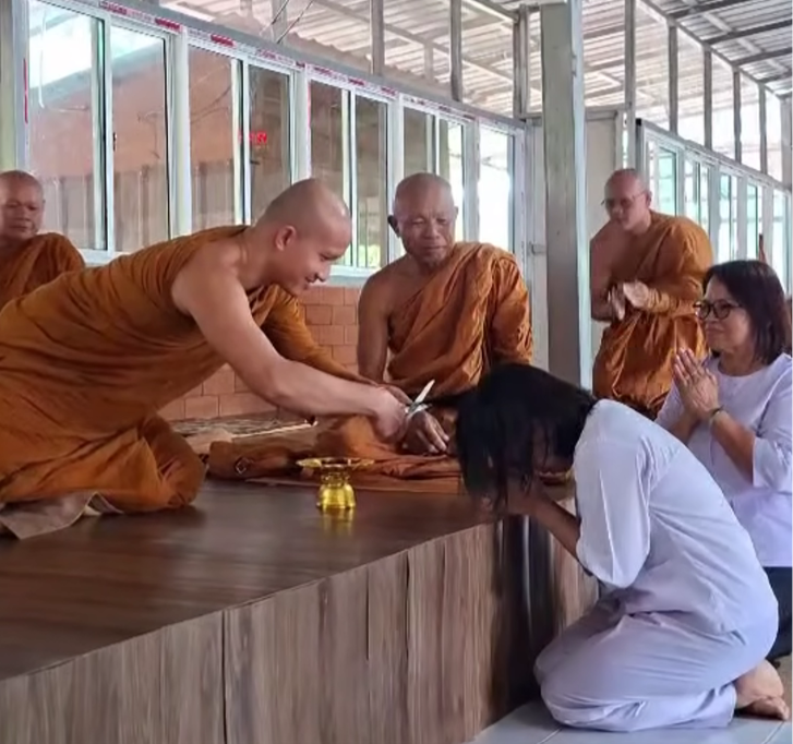มิน รตวรรณ หรือ ไข่ตุ้ม ทองเนื้อเก้า