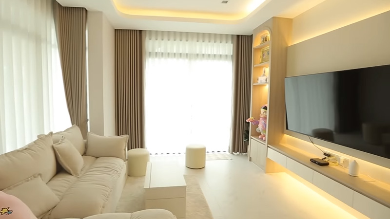 บ้านใหม่ อ๊ะอาย 4EVE