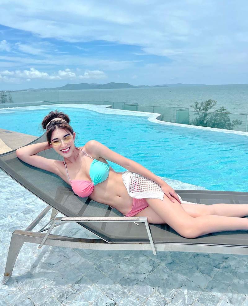 เบส รักษ์วนีย์ ชุดว่ายน้ำ