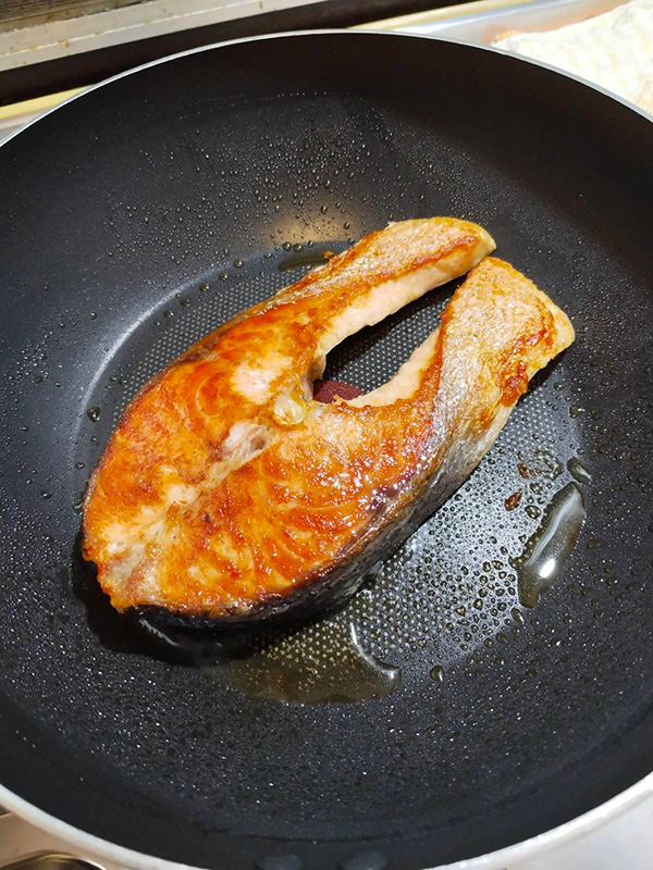 สเต๊กปลาแซลมอนซอสเนยสดกระเทียม เมนูสเต๊กปลาแซลมอน อาหารฝรั่ง เมนูสุขภาพ