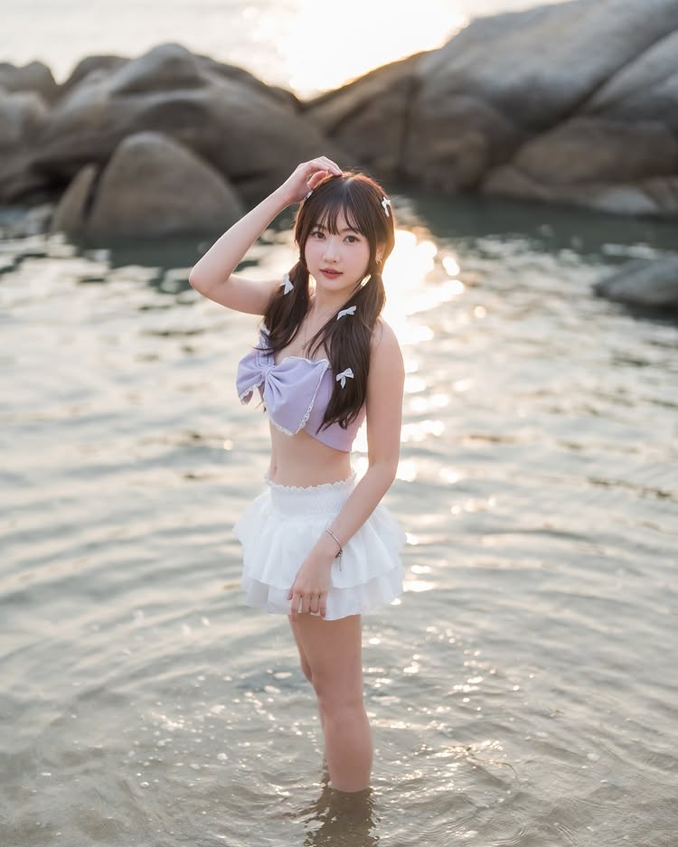 ไข่มุก วรัทยา หรือ ไข่มุก BNK48 จัดลุคสดใสซาบซ่า นุ่งสั้น แชะภาพริมหาด