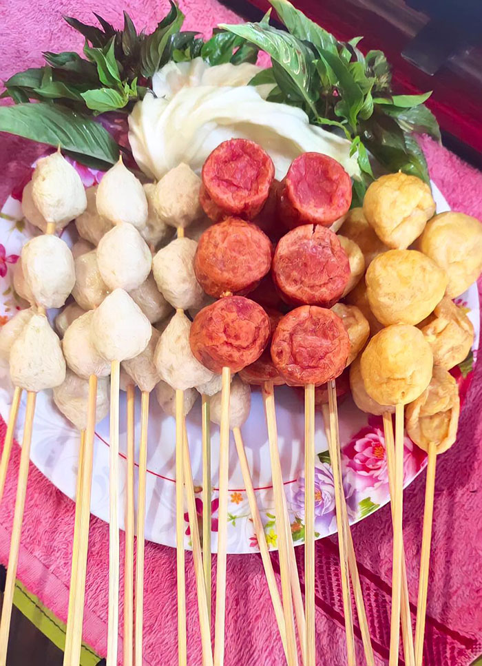 ลูกชิ้นยืนกิน