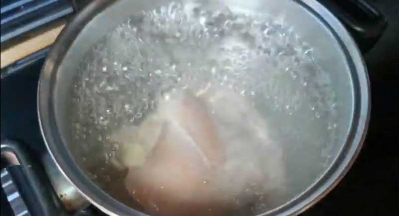 ไก่ฉีกคั่วน้ำปลา