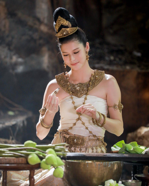 ยิหวา ปรียากานต์ ชุดไทย