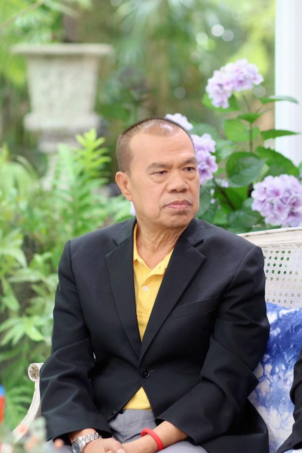 กล้วย เชิญยิ้ม