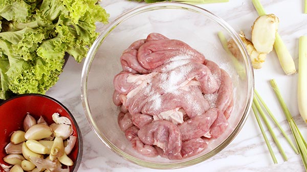 ไส้หมูทอดกรอบกระเทียม