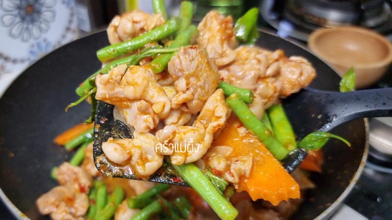 ไก่ผัดพริกแกง