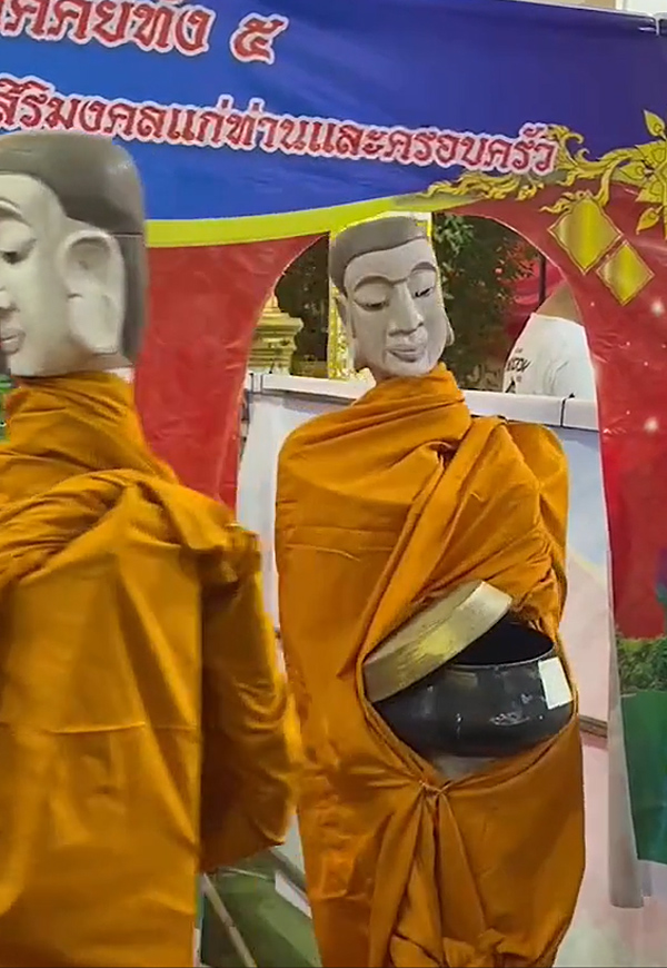 ใส่บาตร