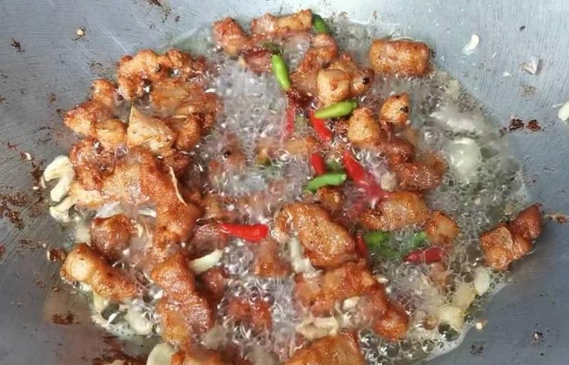 สามชั้นทอดกระเทียม