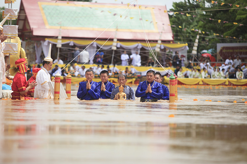 ประเพณีอุ้มพระดำน้ำ 2565