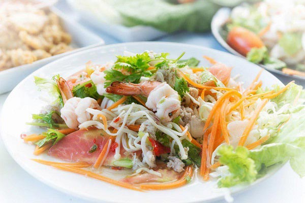 ยำเห็ดเข็มทองหมูสับกุ้งสด