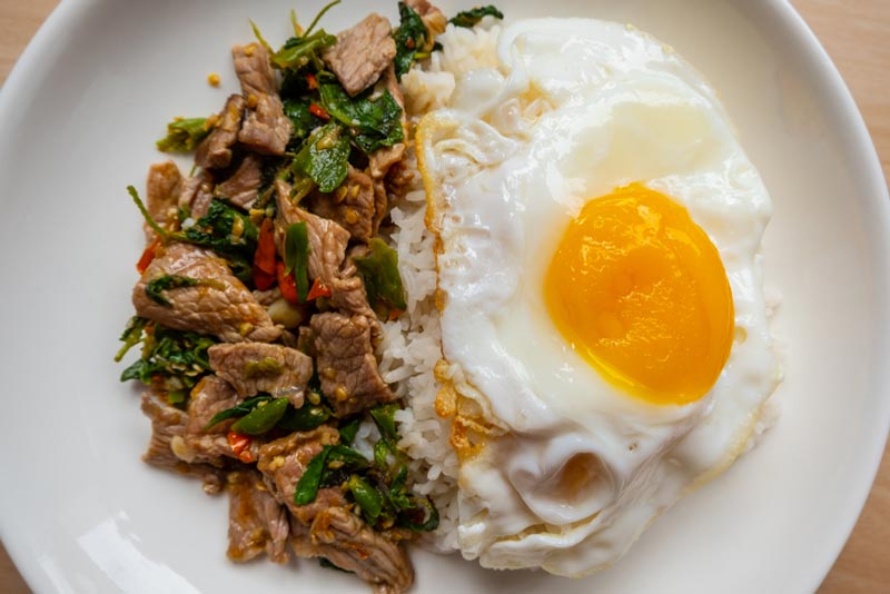 ผัดกะเพราเนื้อไข่ดาว