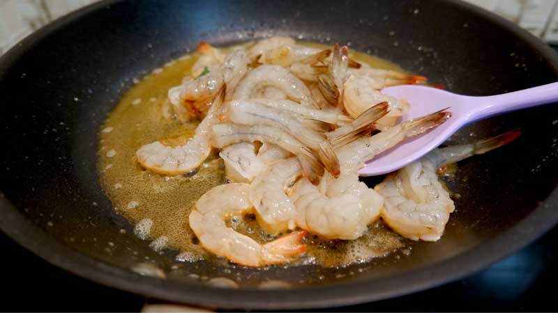 ผัดมะกะโรนีกุ้ง
