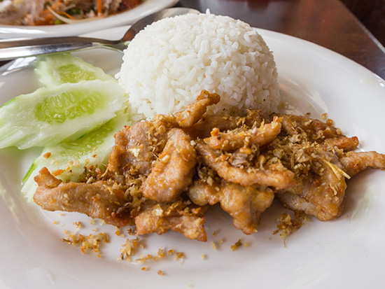 หมูกระเทียม