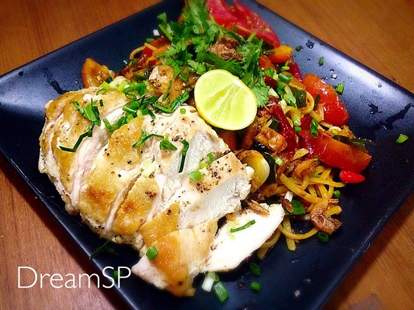 สปาเกตตีผัดซอสต้มยำไก่ย่าง