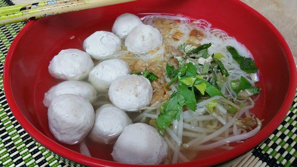 ก๋วยเตี๋ยวลูกชิ้นน้ำใส