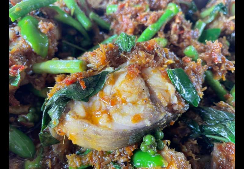 ปลาดุกผัดพริกแกง