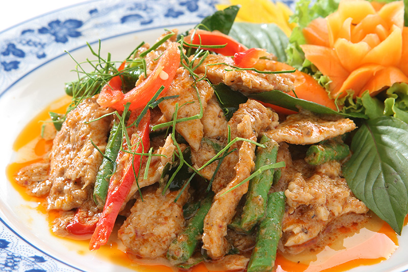 ผัดพริกแกงไก่