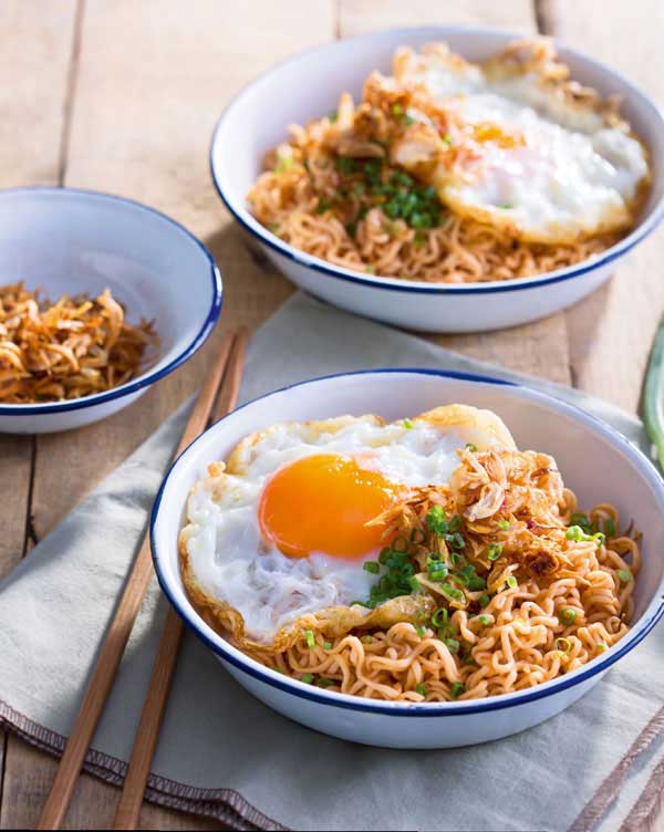 มาม่าหอมเจียวไข่ดาว
