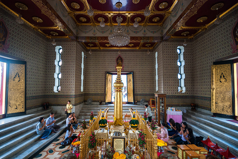 ศาลหลักเมือง ใกล้พระบรมมหาราชวัง กรงเทพฯ