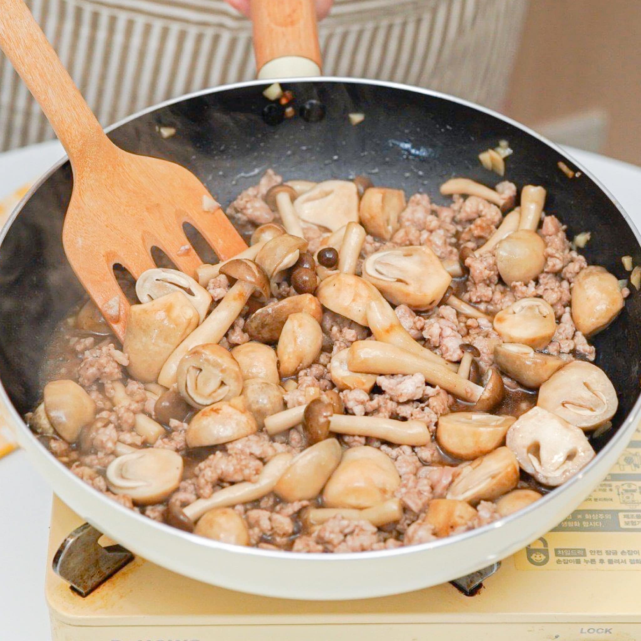หมูสับเห็ดผัดน้ำมันหอย